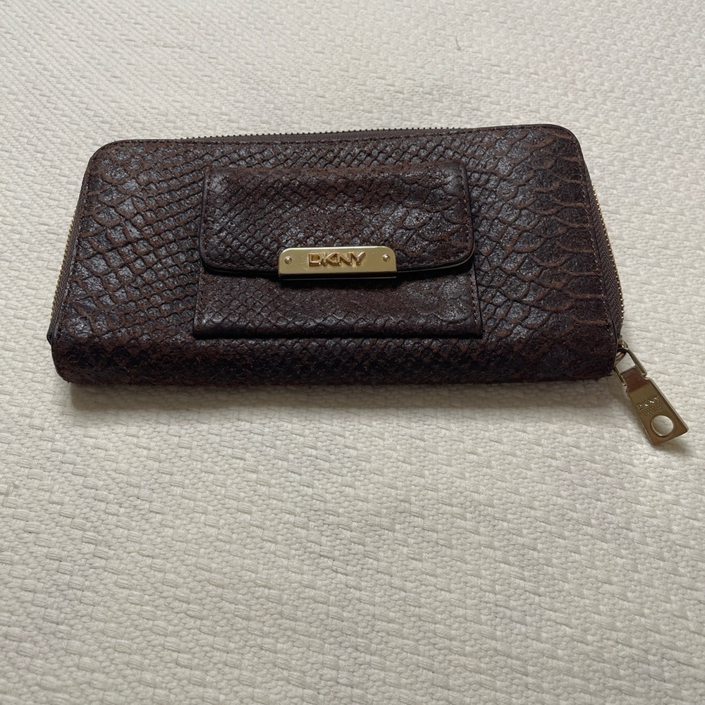 DKNY 100% genuine leather, this wallet is practically new, in great condition! - Picture 8 of 8